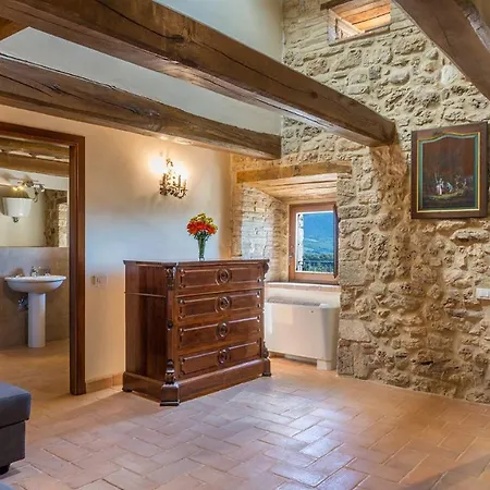 Santa Illuminata 20, Emma