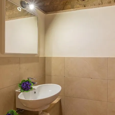 Villa Santa Illuminata 20, Emma