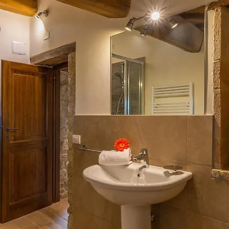 Santa Illuminata 20, Emma Villa