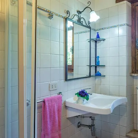 Santa Illuminata 20, Emma