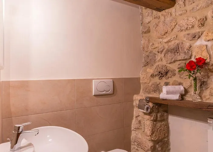 Santa Illuminata 20, Emma Villa *