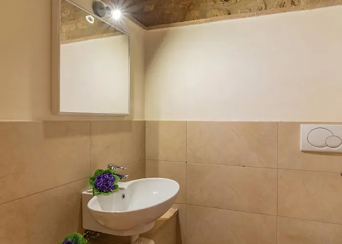 Villa Santa Illuminata 20, Emma