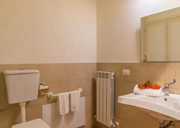 Santa Illuminata 20, Emma Villa *